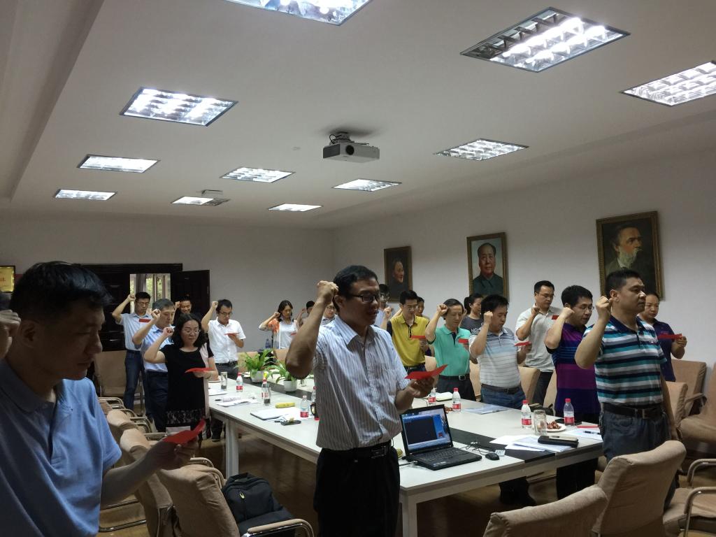 【两学一做】bbin连环夺宝官网全体教职工党员重温入党誓词 【两学一做】bbin连环夺宝官网全体教职工党员重温入党誓词