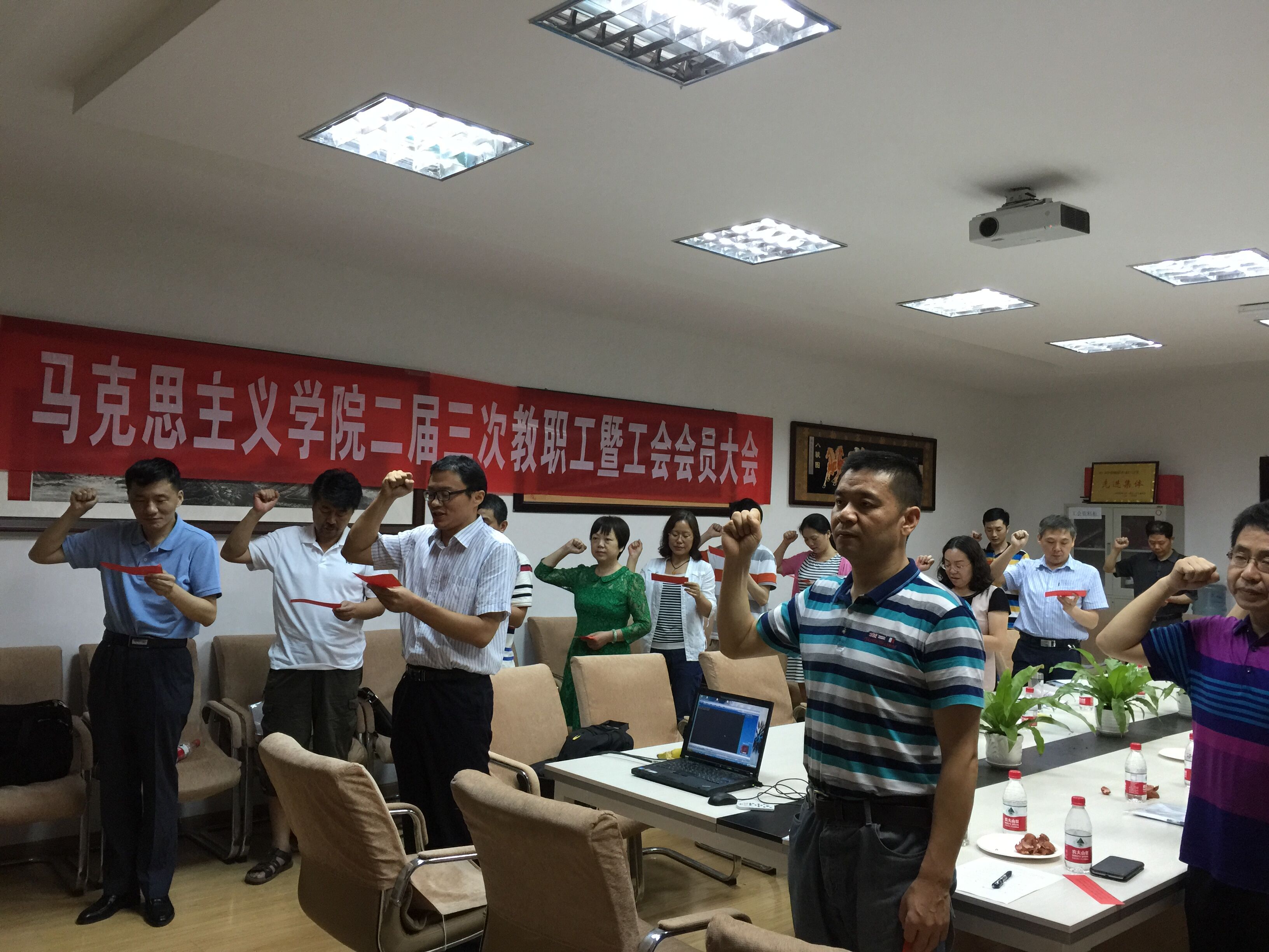 【两学一做】bbin连环夺宝官网全体教职工党员重温入党誓词 【两学一做】bbin连环夺宝官网全体教职工党员重温入党誓词